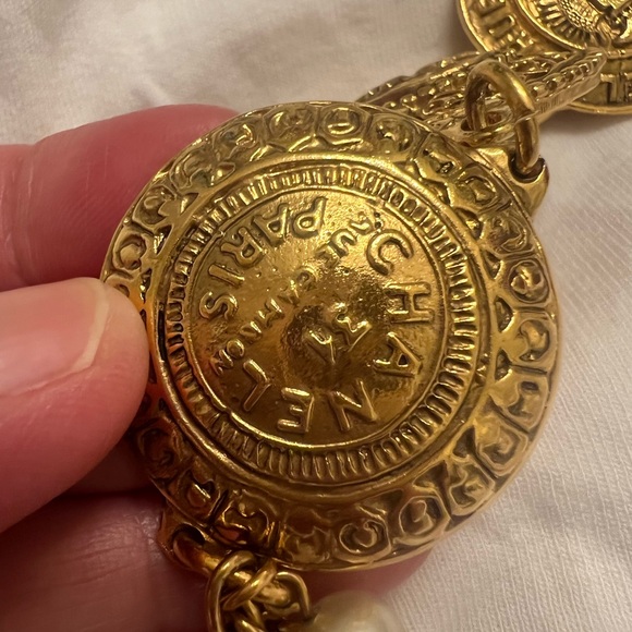❤️☝️👏Chanel medallion bracelet ☝️👏❤️Authentic☝️👍🌹🥰 - Picture 6 of 10